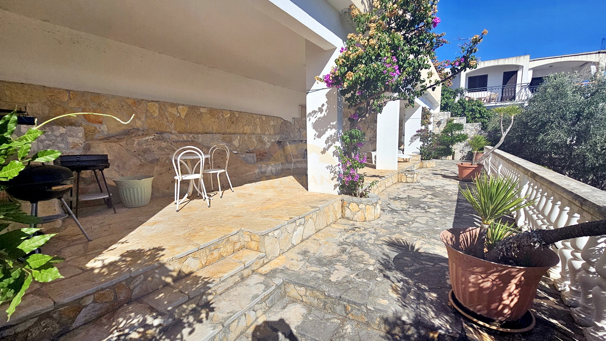 Bellissima casa dalmata a Sevid in ottima posizione con piscina e vista